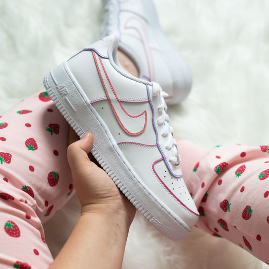 Nike Air Force 1 custom pastel, air force 1 double outline, swoosh rose et lila, baskets custom femme, nike peinte main pastel, af1 double contour rose violet, sneakers personnalisée fille, air force 1 ado originale, nike custom main, air force one pastel colorée, af1 artistique sur mesure.