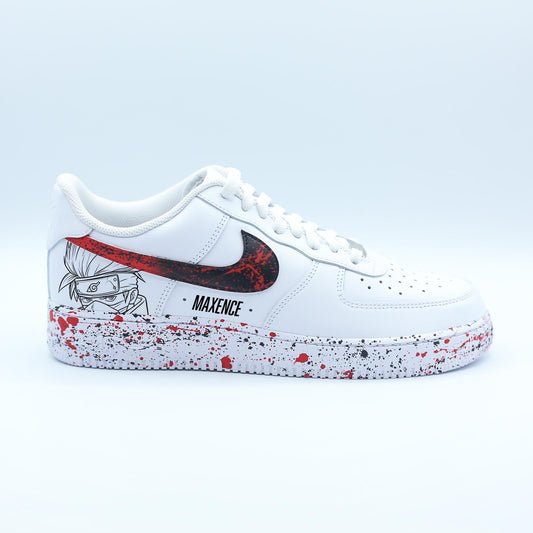 Air Force 1 "Ninja Spirit" : baskets custom Naruto avec Kakashi, éclaboussures rouge et noire, swoosh dégradé. Sneakers manga et streetwear pour homme.
