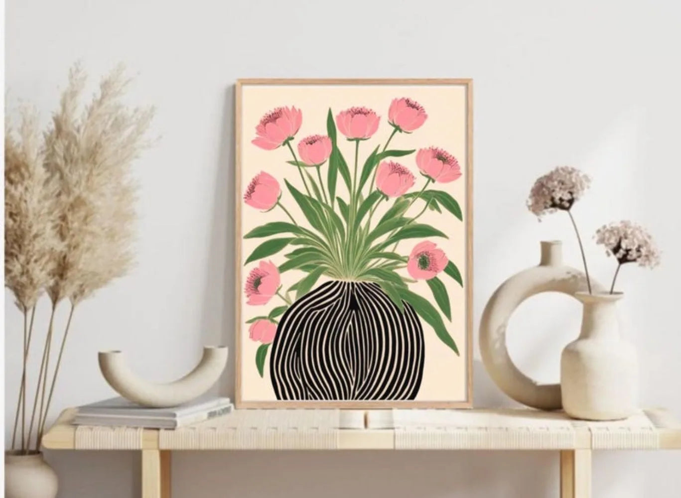 Affiche florale moderne représentant un vase noir graphique avec des fleurs roses élégantes, style décoratif contemporain