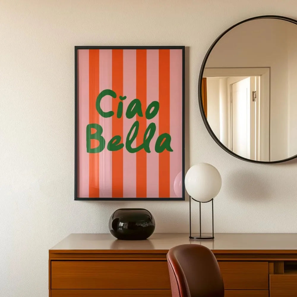 Affiche déco murale Ciao Bella aux rayures roses et rouges avec typographie verte