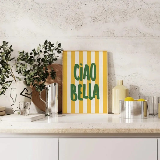 Affiche murale typographie Ciao Bella avec rayures jaunes et blanches – décoration italienne moderne