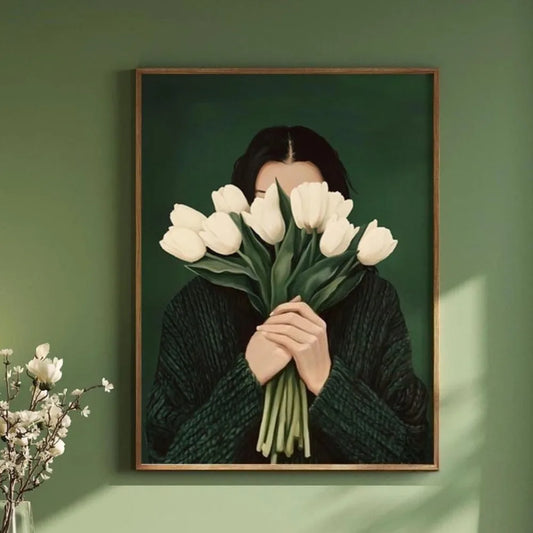 Affiche murale minimaliste femme cachant son visage derrière un bouquet de tulipes blanches – art botanique moderne