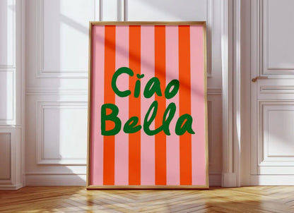 Affiche déco murale Ciao Bella aux rayures roses et rouges avec typographie verte