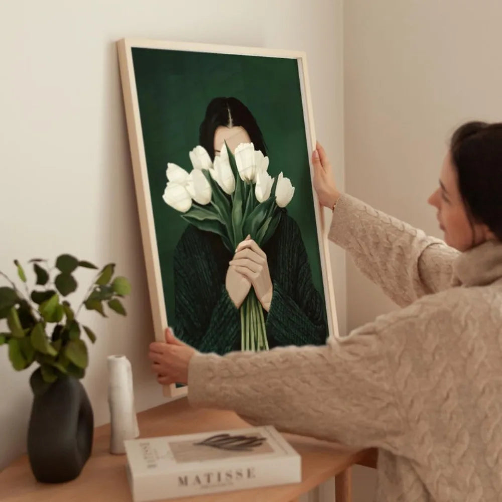Affiche murale minimaliste femme cachant son visage derrière un bouquet de tulipes blanches – art botanique moderne