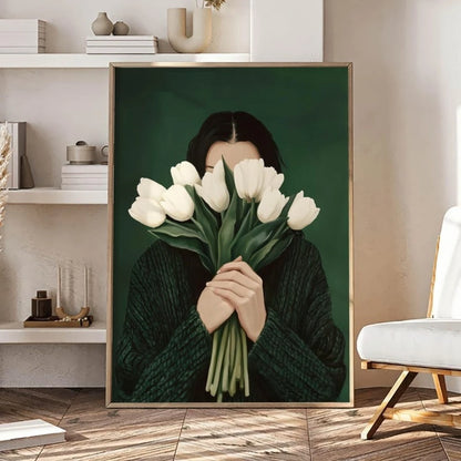 Affiche murale minimaliste femme cachant son visage derrière un bouquet de tulipes blanches – art botanique moderne