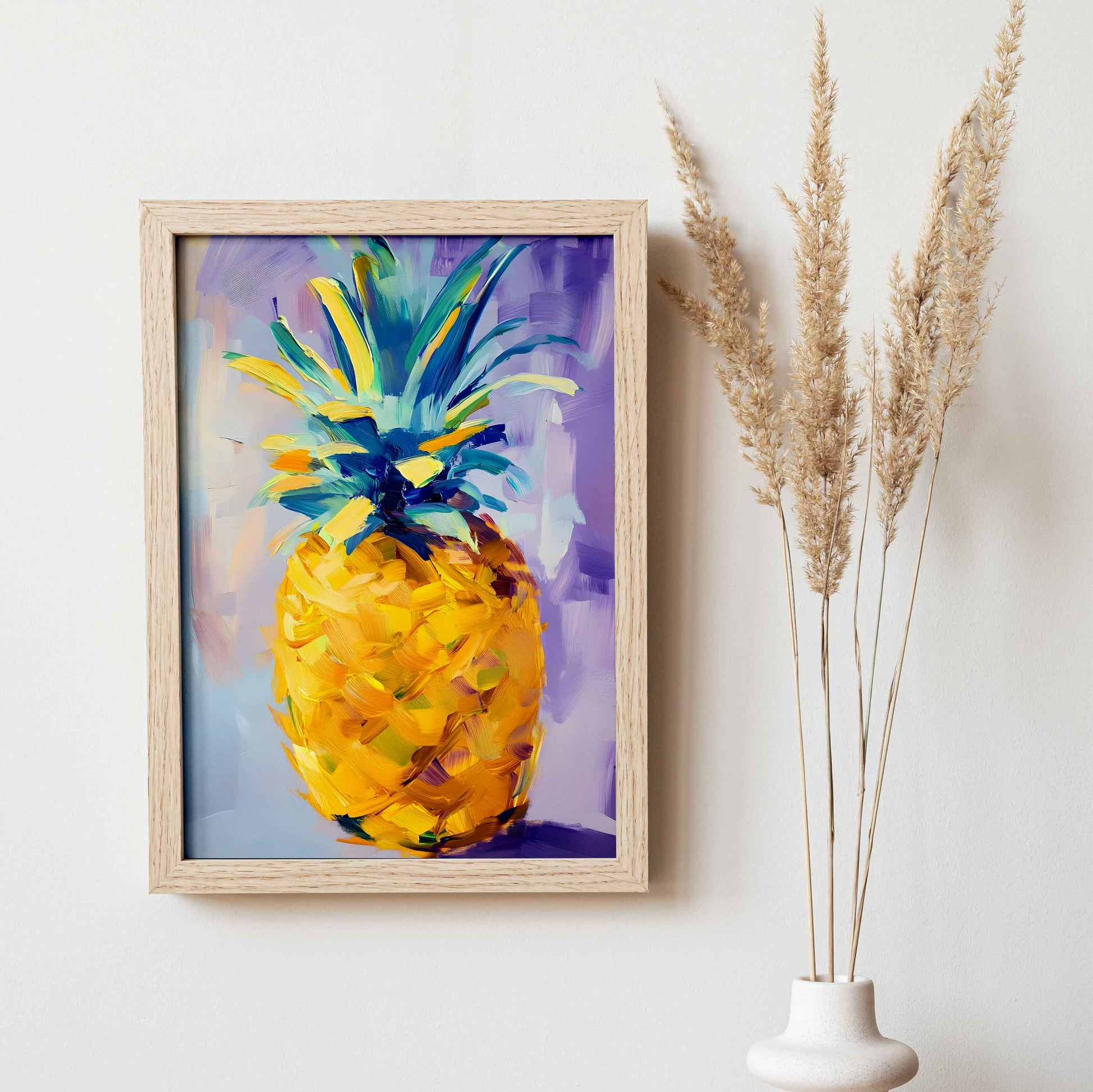 Affiche bohème scandinave représentant un ananas jaune vif peint dans un style peinture à l’huile aquarelle, décoration murale tropicale et moderne.