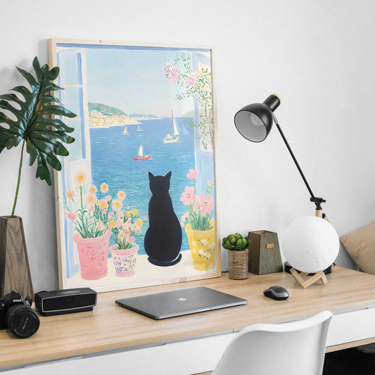 Affiche murale d’un chat noir assis devant une fenêtre ouverte sur la mer avec des fleurs colorées, illustration décorative bord de mer.