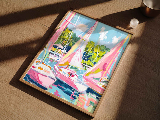 Affiche murale colorée représentant des voiliers aux voiles roses dans un port ensoleillé, style art nautique contemporain