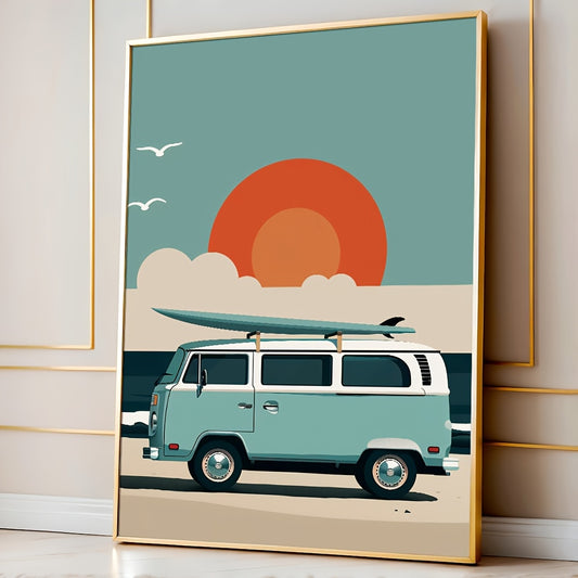 Affiche représentant un van vintage bleu avec une planche de surf sur le toit, face à l’océan et à un coucher de soleil rétro