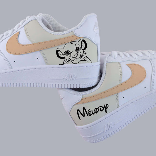 Air Force 1 custom Simba beige sable avec prénom personnalisable, sneakers personnalisées Roi Lion, nike disney pour femme