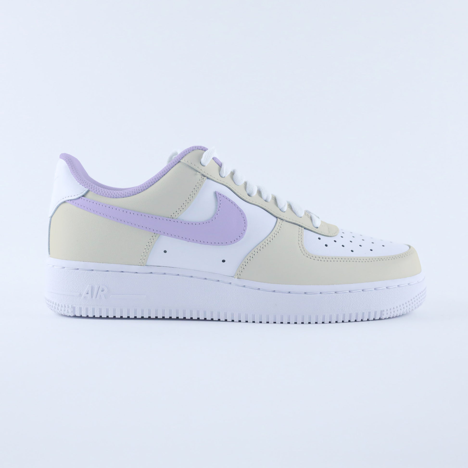 Air Force 1 custom pastel vert de gris et beige sable pour femme – baskets personnalisées, création unique peinte à la main, sneakers Nike tendance sur-mesure