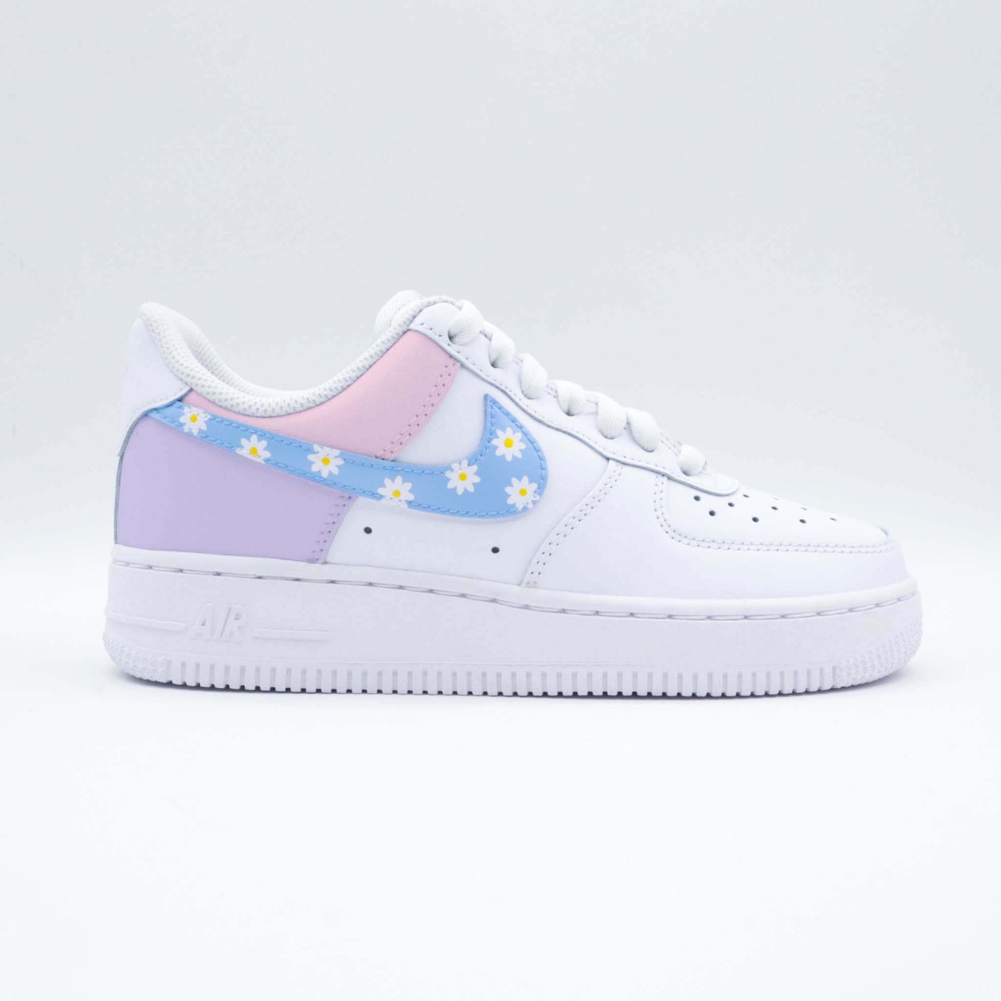 Baskets Air Force 1 Custom Daisy avec dessins de fleurs marguerite sur le swoosh et côté rose et lila pastel