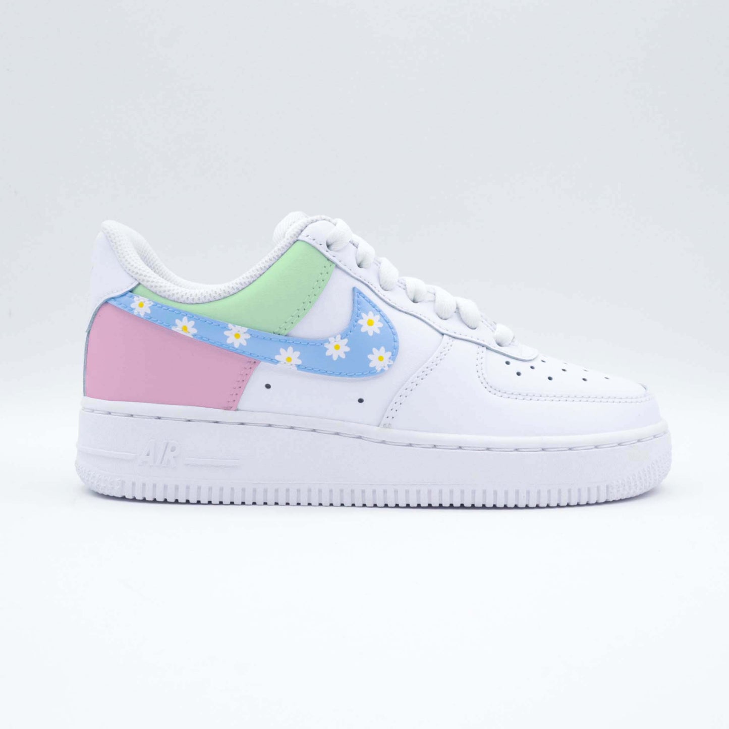 Baskets Air Force 1 Custom Daisy avec dessins de fleurs marguerite sur le swoosh et côté vert pastel