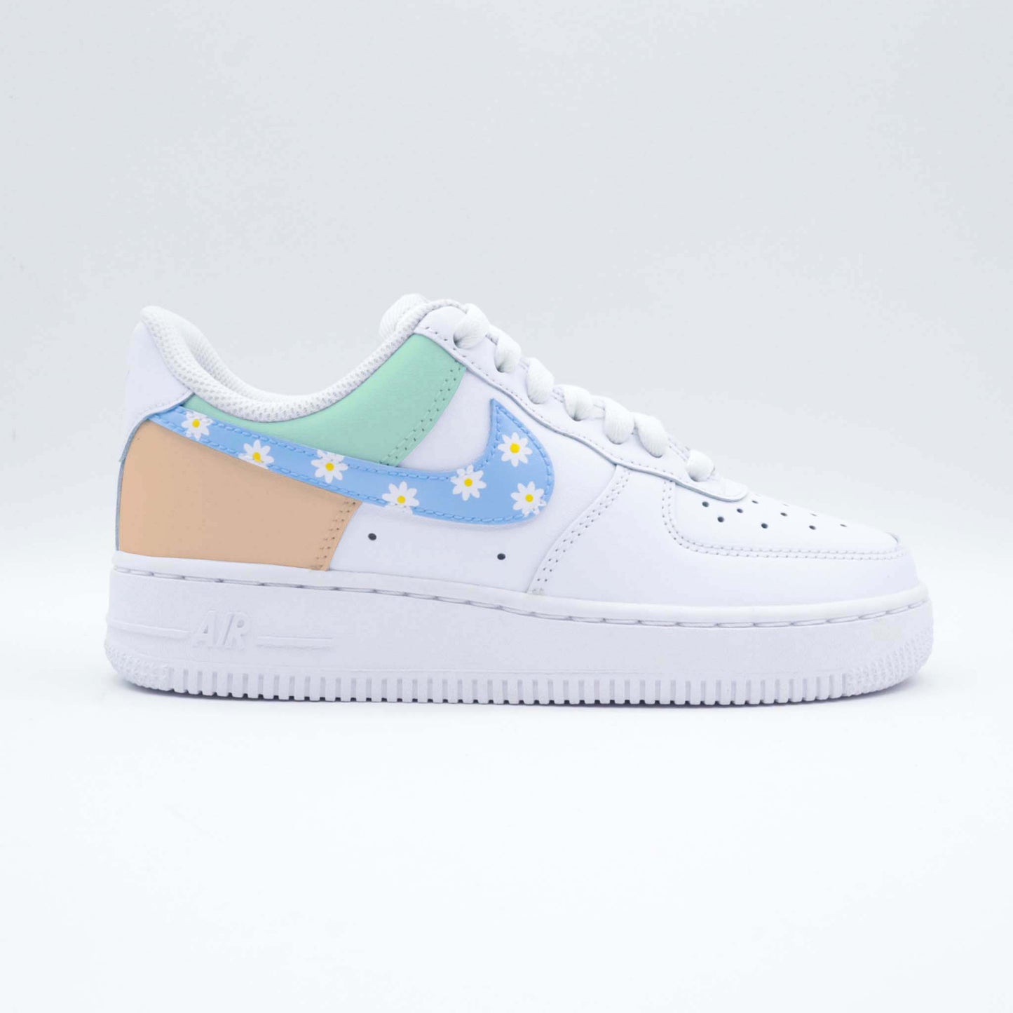 Baskets Air Force 1 Custom Daisy avec dessins de fleurs marguerite sur le swoosh et côté orange et vert pastel