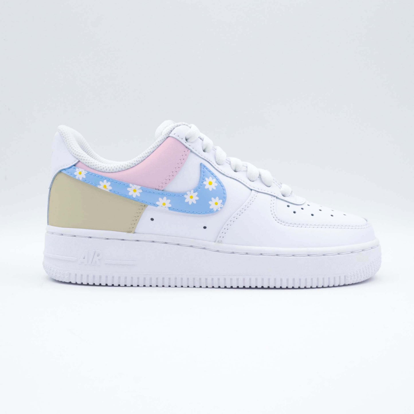 Baskets Air Force 1 Custom Daisy avec dessins de fleurs marguerite sur le swoosh et côté rose et beige pastel