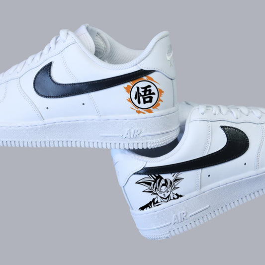 Air Force 1 custom Goku – baskets personnalisées Dragon Ball Z avec logo "悟" et dessin de Son Goku en Super Saiyan