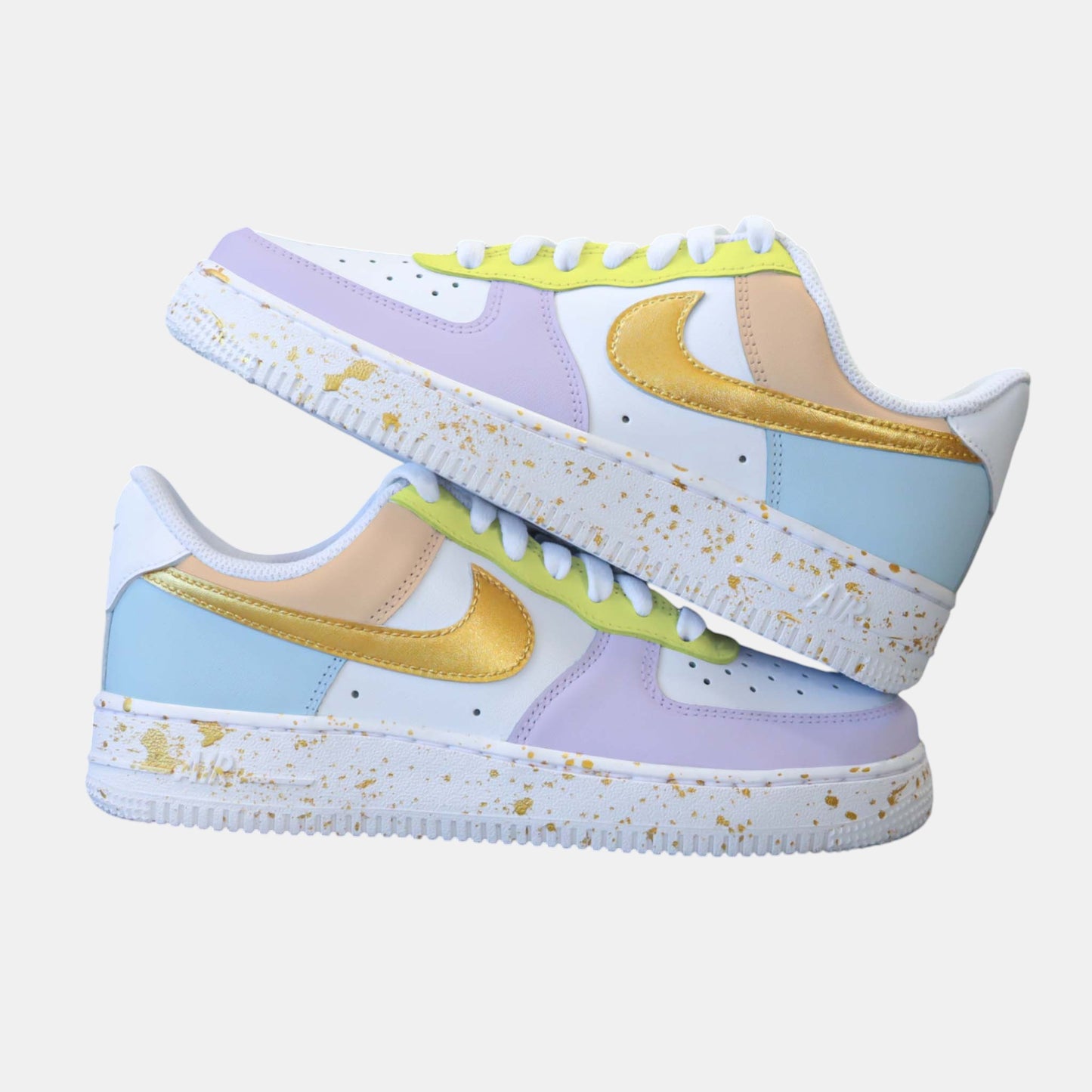 Sneakers nike Air Force 1 Custom couleur rose pastel et baby blue avec swoosh et effet splash doré. Une vraie couleur Gold avec de magnifiques reflets.