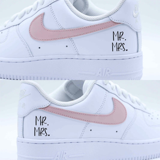 Baskets Air Force 1 Custom mariage avec swoosh rose poudré, inscription Mr & Mrs