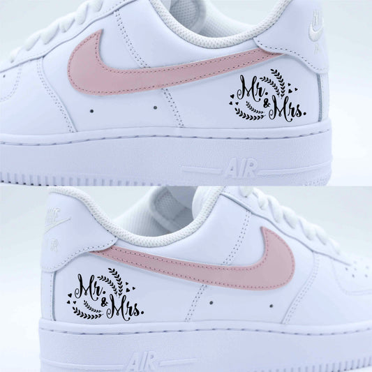 Baskets Air Force 1 Custom mariage avec swoosh rose poudré, inscription Mr & Mrs