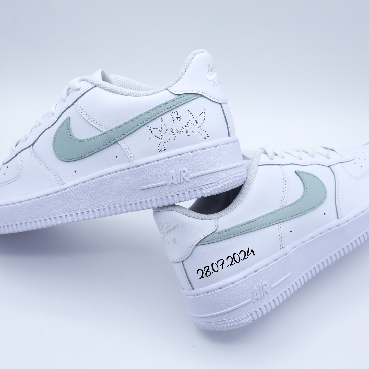 Baskets Air Force 1 Custom mariage avec swoosh vert pastel, inscription de la date du jour J et d'une colombe